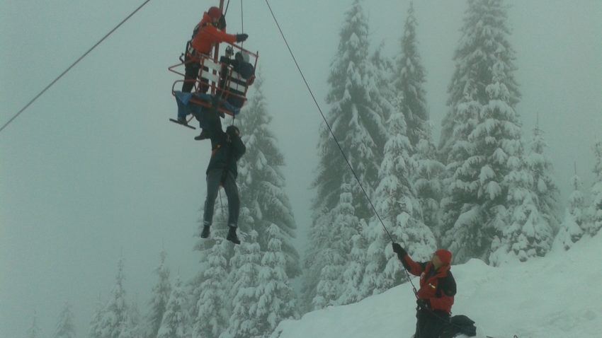 Vântul a lăsat în beznă sute de cabane şi case de vacanţă din Parâng