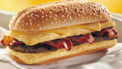 Ce a descoperit un american care a păstrat pe birou , timp de DOI ANI, un sandviş de fast food