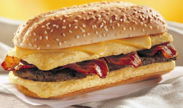 Ce a descoperit un american care a păstrat pe birou , timp de DOI ANI, un sandviş de fast food