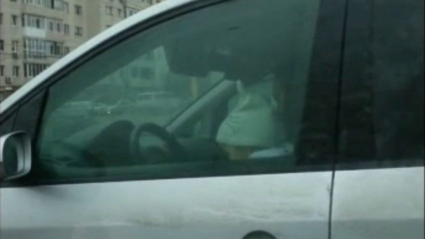 Inconștiență pe șosea, în plin centrul Constanței. Femeie cu copilul în brațe, la volan!