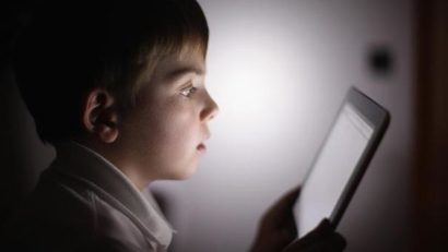Copiii cu televizor sau calculator în cameră dorm mai puţin şi mai prost