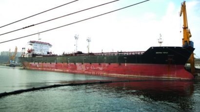 Un tanc petrolier s-a lovit de chei în Portul Midia