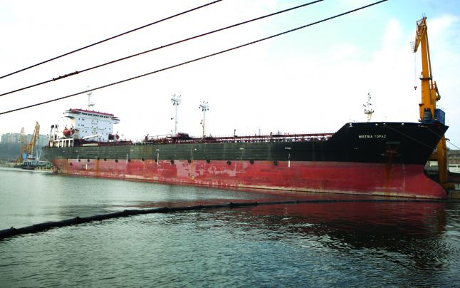 Un tanc petrolier s-a lovit de chei în Portul Midia