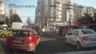 (VIDEO): Un taximetrist din Constanța fuge de Poliție și blochează circulația
