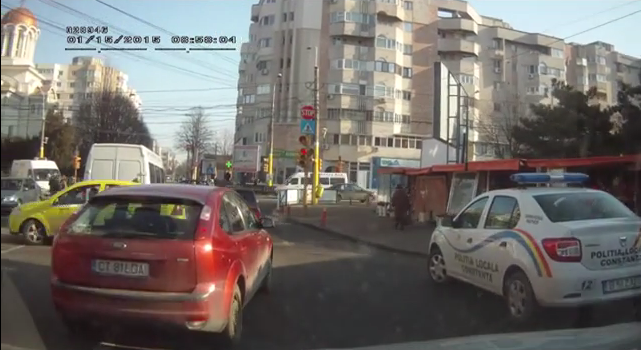 (VIDEO): Un taximetrist din Constanța fuge de Poliție și blochează circulația