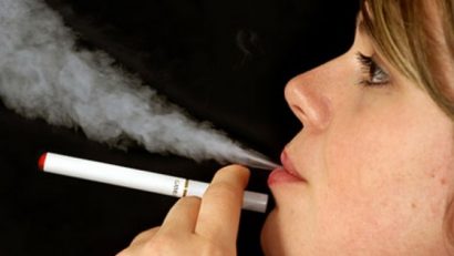 Ţigara electronică poate fi de 15 ori mai toxică decât ţigaretele clasice