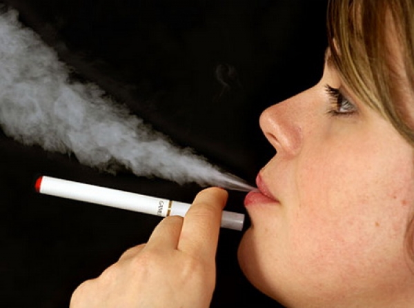 Ţigara electronică poate fi de 15 ori mai toxică decât ţigaretele clasice