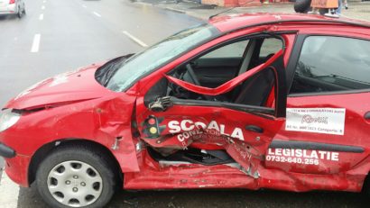 FOTO EXCLUSIV: Impact în intersecție
