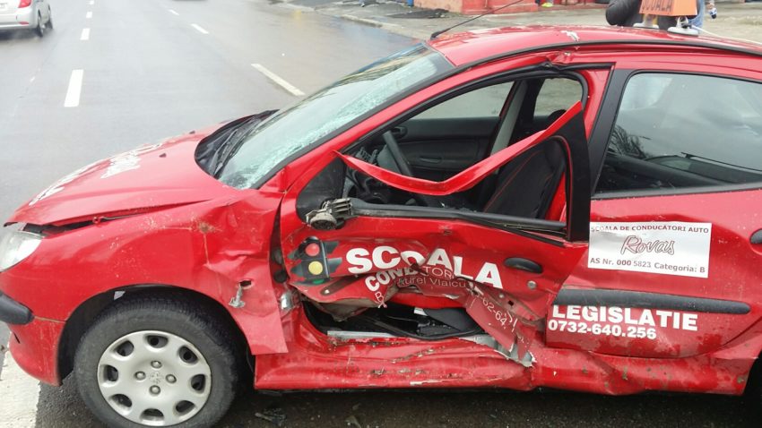 FOTO EXCLUSIV: Impact în intersecție