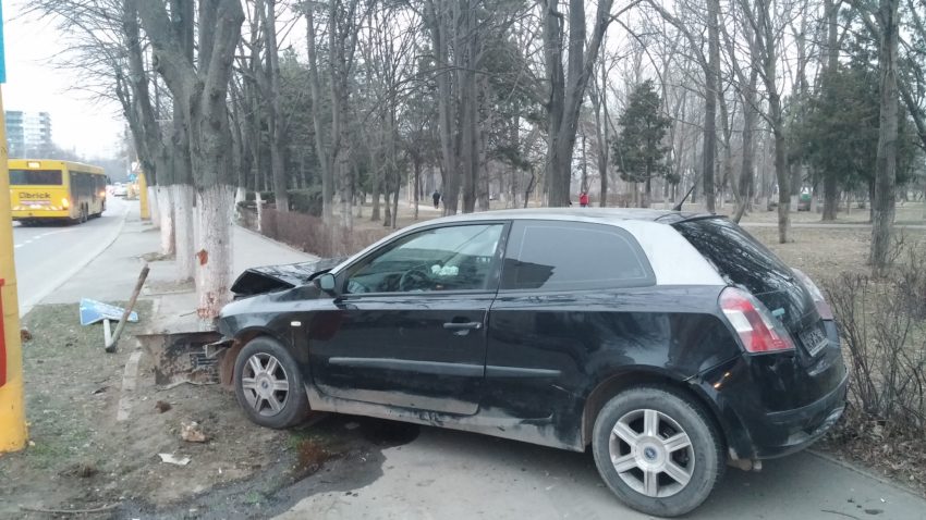 (FOTO EXCLUSIVITATE) TRAGEDIE evitată în Constanţa. O maşină „a măturat” trotuarul, pe bulevardul Al. Lăpuşneanu
