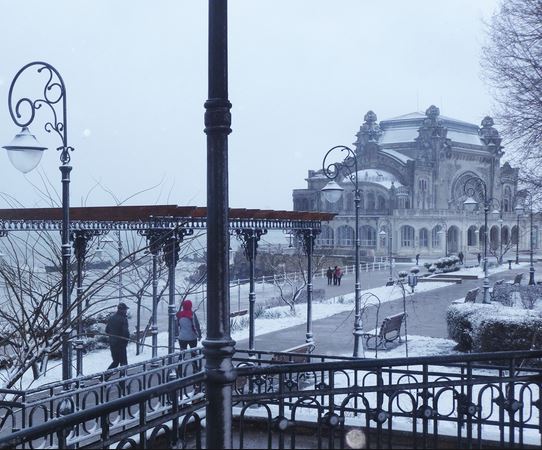 Vreme rece, cu ninsori slabe pe arii restrânse