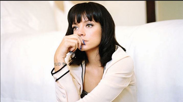 (FOTO) Cântăreaţa Lily Allen, ameninţată cu moartea de Statul Islamic