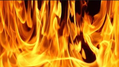 (UPDATE) Incendiu în Hârşova. Arde o casă de pe strada Nicolae Târcă