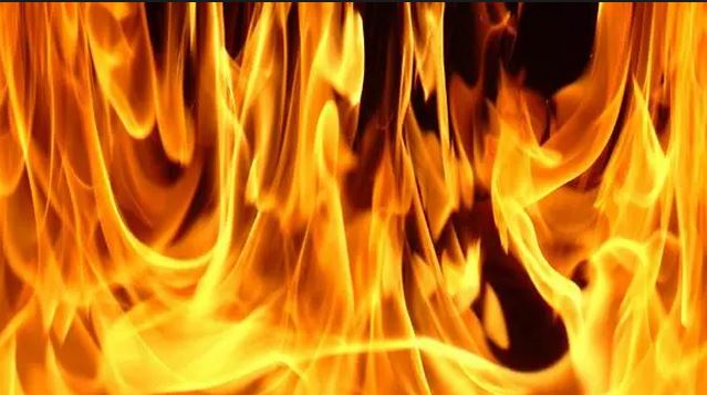 (UPDATE) Incendiu în Hârşova. Arde o casă de pe strada Nicolae Târcă