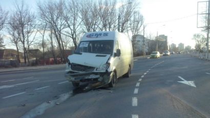 (FOTO EXCLUSIVITATE) Accident în Constanţa: microbuz cu pasageri, lovit de un SUV
