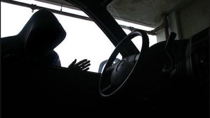 (VIDEO) Cum fură hoţii din maşini chiar de sub nasul victimelor
