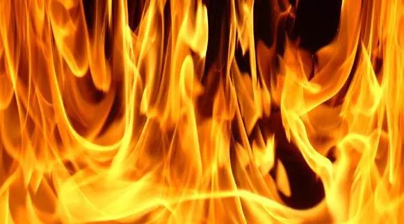 (UPDATE) Incendiu în Constanţa. Arde o casă pe strada Petre Romulus