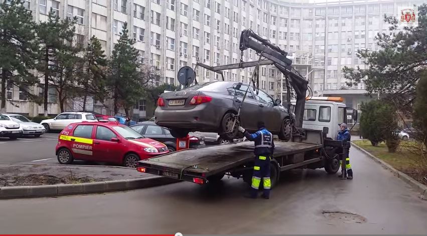 (VIDEO) Atenţie unde vă parcaţi maşina în Constanţa! Riscaţi să nu o mai găsiţi