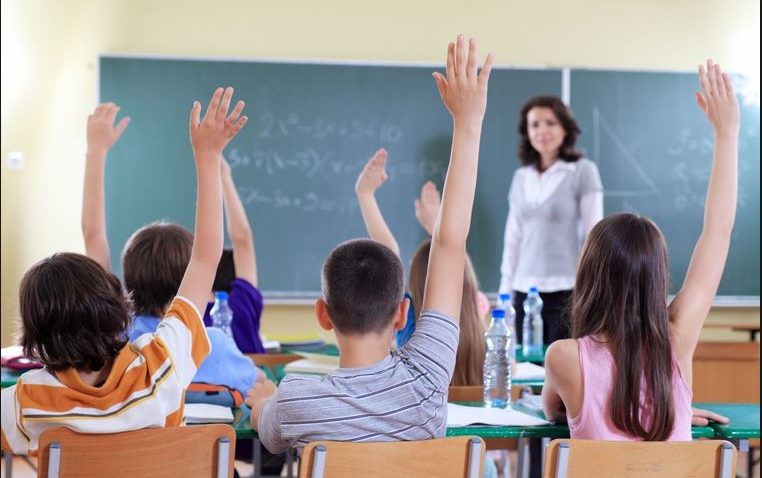 Situaţie neclară în Educaţie. Ar putea avea loc DISPONIBILIZĂRI masive