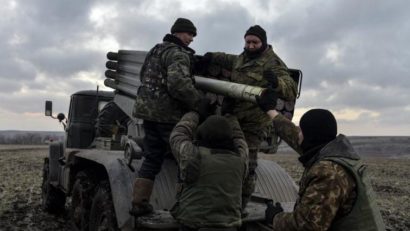 În estul Ucrainei se moare în continuare. Un oraş a fost distrus de bombardamente