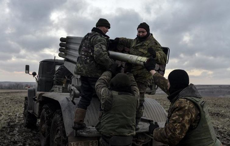 În estul Ucrainei se moare în continuare. Un oraş a fost distrus de bombardamente
