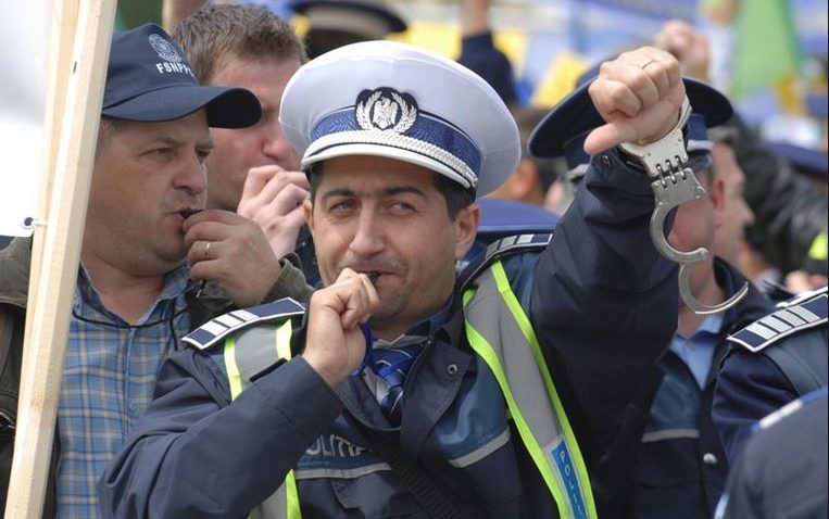 Poliţiştii din Constanţa şi Mangalia protestează luni în stradă