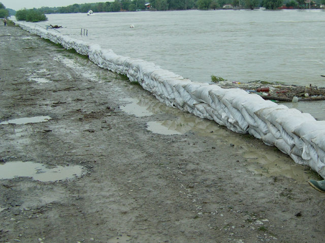 Cotele Dunării cresc, probleme cu digurile la Tulcea