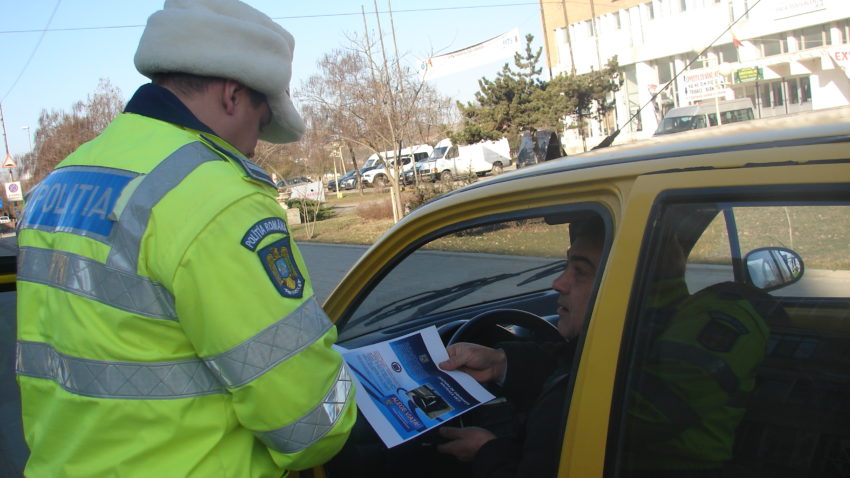 Tulcea: ACŢIUNE DE INFORMARE privind noile reglementări referitoare la folosirea centurii de siguranţă şi a dispozitivelor de fixare a copiilor în scaune