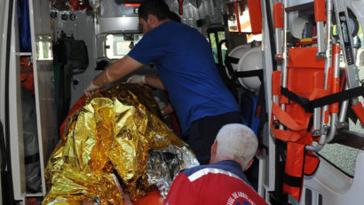 Pompierii au intervenit pe strada Griviţei: bărbat de 250 de kilograme, transportat la spital