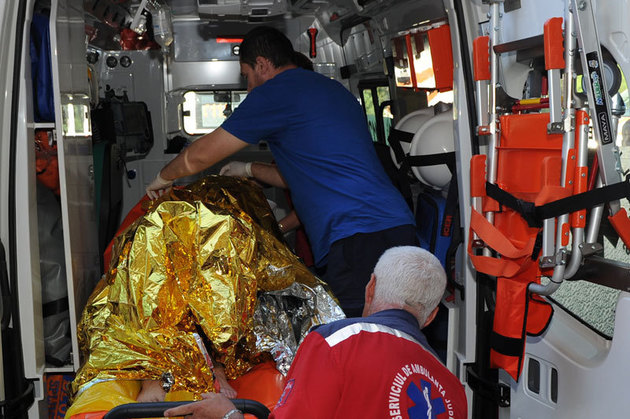 Pompierii au intervenit pe strada Griviţei: bărbat de 250 de kilograme, transportat la spital