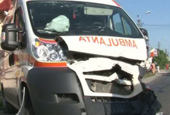 (UPDATE) Accident rutier cu mașină de ambulanță, la Agigea, pe DN 39
