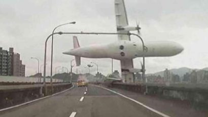 De ce s-a prăbușit avionul TransAsia. Motoarele s-au oprit imediat după decolare
