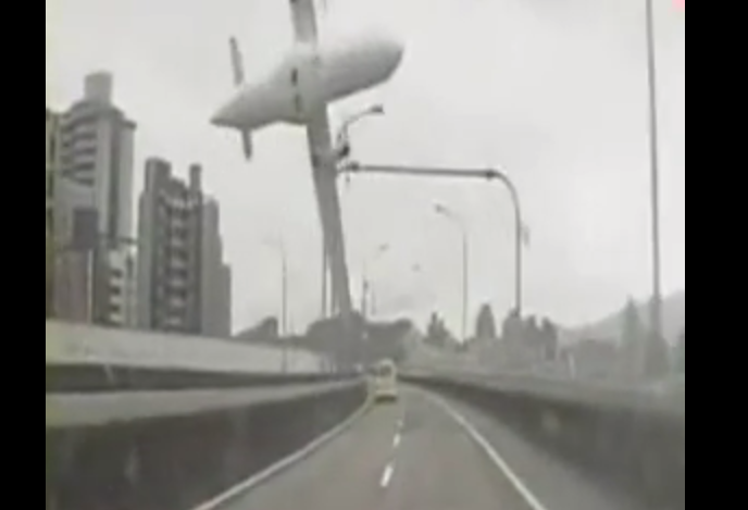 VIDEO: Momentul prăbuşirii avionului companiei TransAsia Airways