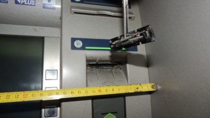 (FOTO) Doi bulgari, prinşi la Constanţa când montau pe bancomate dispozitive de clonare a cardurilor