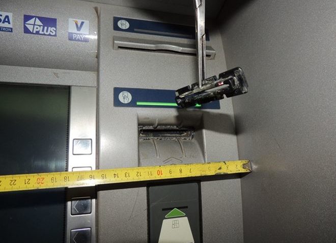 (FOTO) Doi bulgari, prinşi la Constanţa când montau pe bancomate dispozitive de clonare a cardurilor