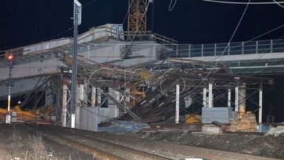 La un pas de carnagiu. Un pod s-a prăbuşit pe şine, după trecerea unui tren cu călători