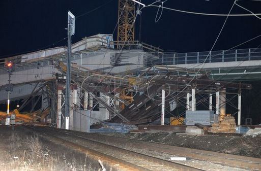 La un pas de carnagiu. Un pod s-a prăbuşit pe şine, după trecerea unui tren cu călători