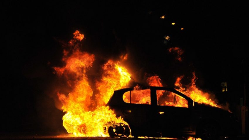 Un autoturism a luat foc în Constanţa, în cartierul Palas