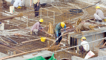 Primăvara înfloreşte munca la negru pe şantierele de clădiri rezidenţiale