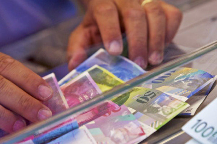 Află DE CE și PENTRU CINE. Conversia creditelor în valută aduce costuri suplimentare