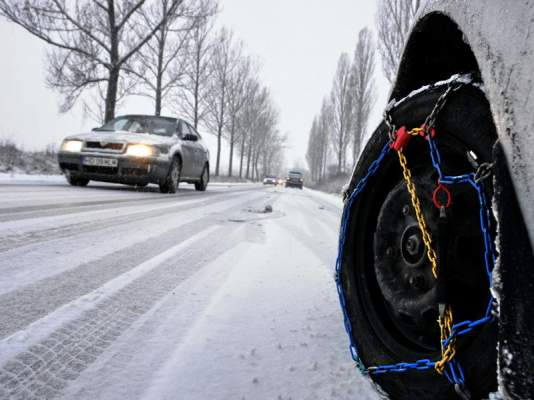 Se circulă în condiții de iarnă pe mai multe drumuri din județul Tulcea