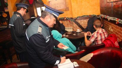 Aproape 600 de elevi chiulangii prinși de poliţie în baruri și cafenele