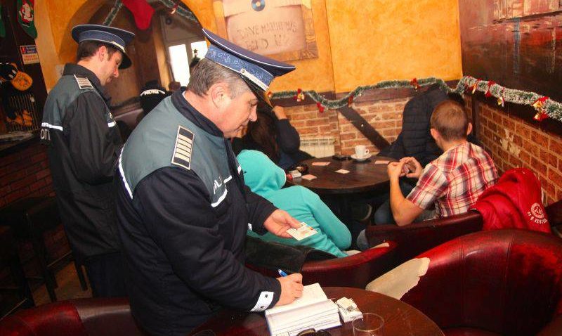 Aproape 600 de elevi chiulangii prinși de poliţie în baruri și cafenele
