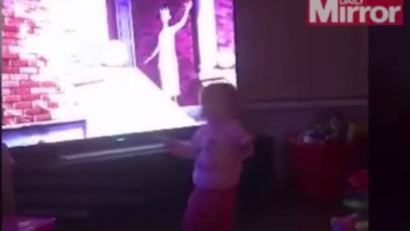 VIDEO: O fetiţă a fost trântită la pământ de o forţă SUPRANATURALĂ