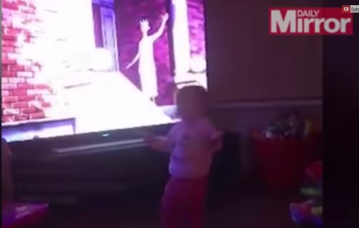 VIDEO: O fetiţă a fost trântită la pământ de o forţă SUPRANATURALĂ