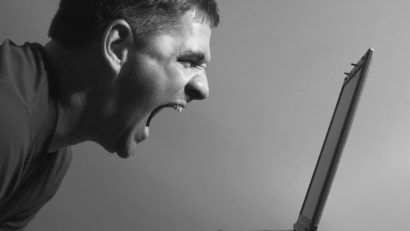 S-a sinucis după ce a fost hărţuită online