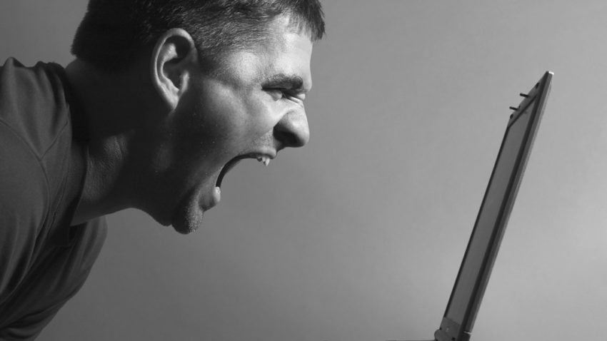 S-a sinucis după ce a fost hărţuită online