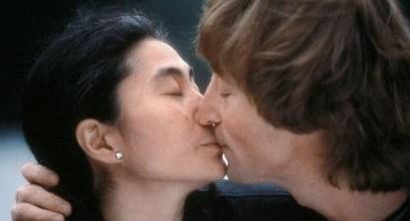 Fotografii cu John Lennon și Yoko Ono, într-o carte cu ediție limitată