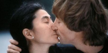 Fotografii cu John Lennon și Yoko Ono, într-o carte cu ediție limitată