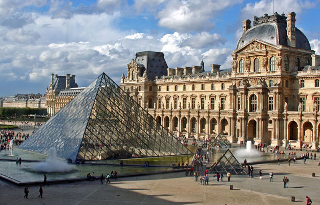 PARIS: Jaf la Muzeul Luvru. Hoții au furat bijuterii „de o valoare inestimabilă”